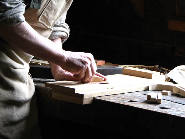 Nacemos de la influencia y formación  heredada en el sector de la <strong>carpintería de madera y ebanistería  en Villar del Rey.</strong>